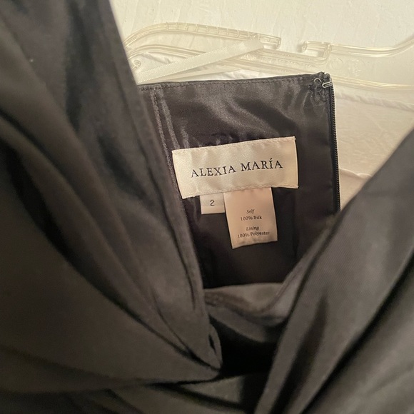 Evening gowns - Picture 2 of 4